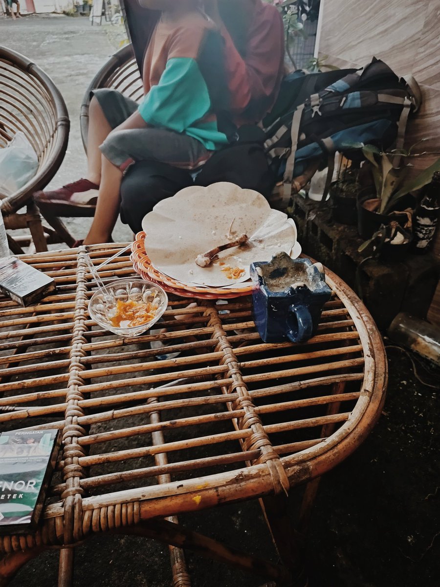Ibu dan Anak ini tiba-tiba datang ke Kedai.

🧔🏻‍♂️: "Ya, Bu? Ada yang bisa dibantu?"
🧒🏻: "Bu, itu ada makanan!" *Sembari menunjuk etasale kedai berisi bahan makanan yang ada
🧔🏻‍♂️: "Kamu mau maem?"
🧒🏻: "Iya, maem."
🧕🏽: "Mas, kami boleh minta makan di sini? Juga sekalian nanti bungkus