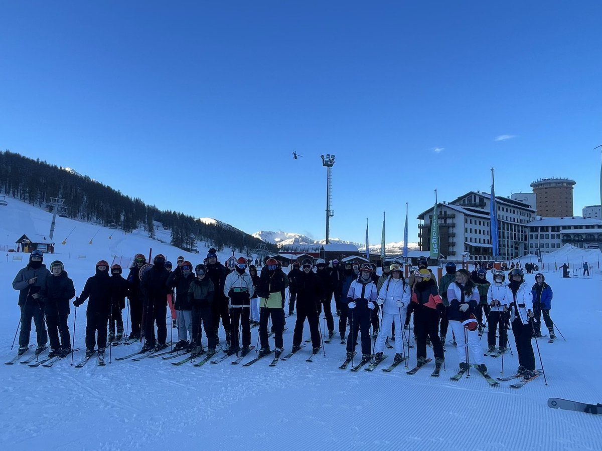 TaylorHighSki25's tweet photo. Ski school ready #day4 https://t.co/EU5PbaMWj9