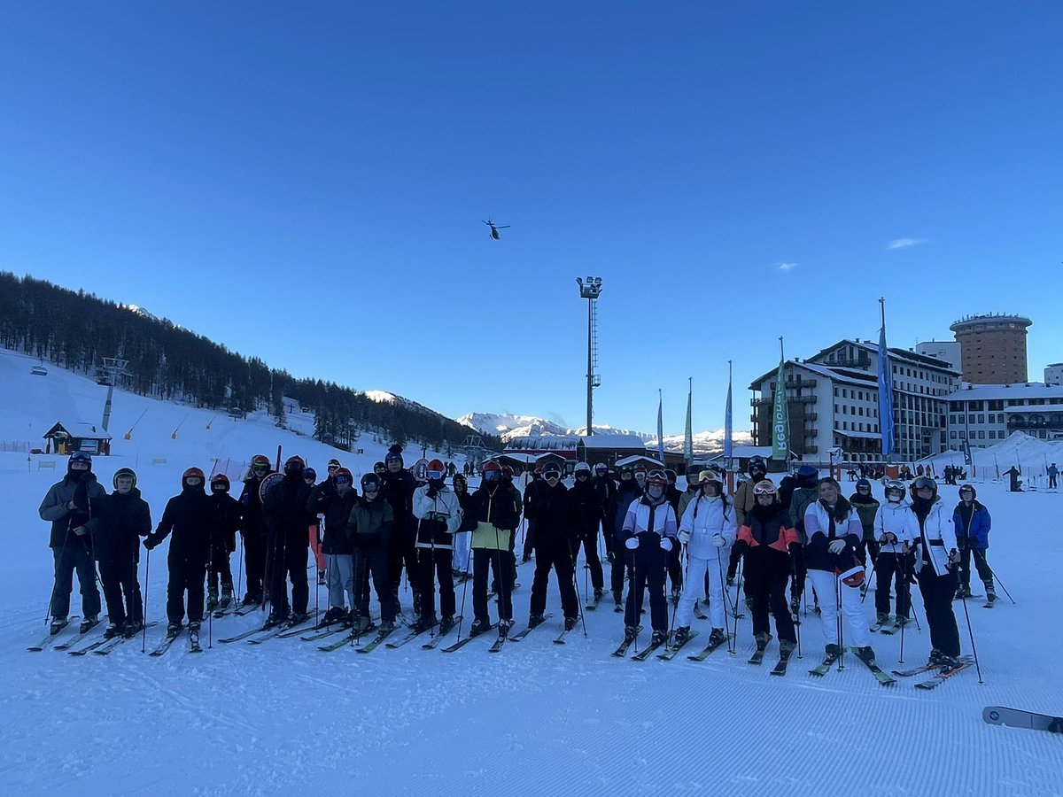 TaylorHighSki25's tweet photo. Ski school ready #day4 https://t.co/EU5PbaMWj9