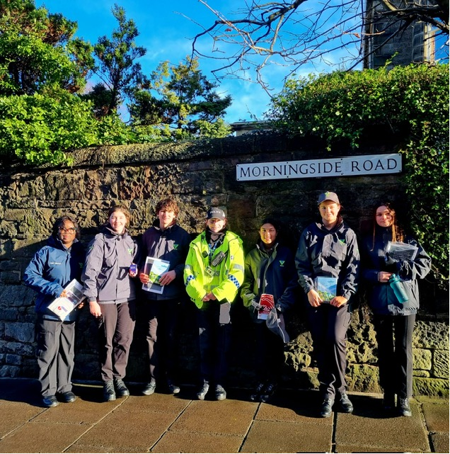 PSOSSEEdinburgh's tweet photo. Our dedicated youth volunteers from #EdinburghPSYV along with our south-east community officers #SECPT were out in the in the local community delivering crime prevention information to residents and local businesses.
#CommunityPolicing
#EdinburghPSYV
#SECPT https://t.co/CN9HqODvQs