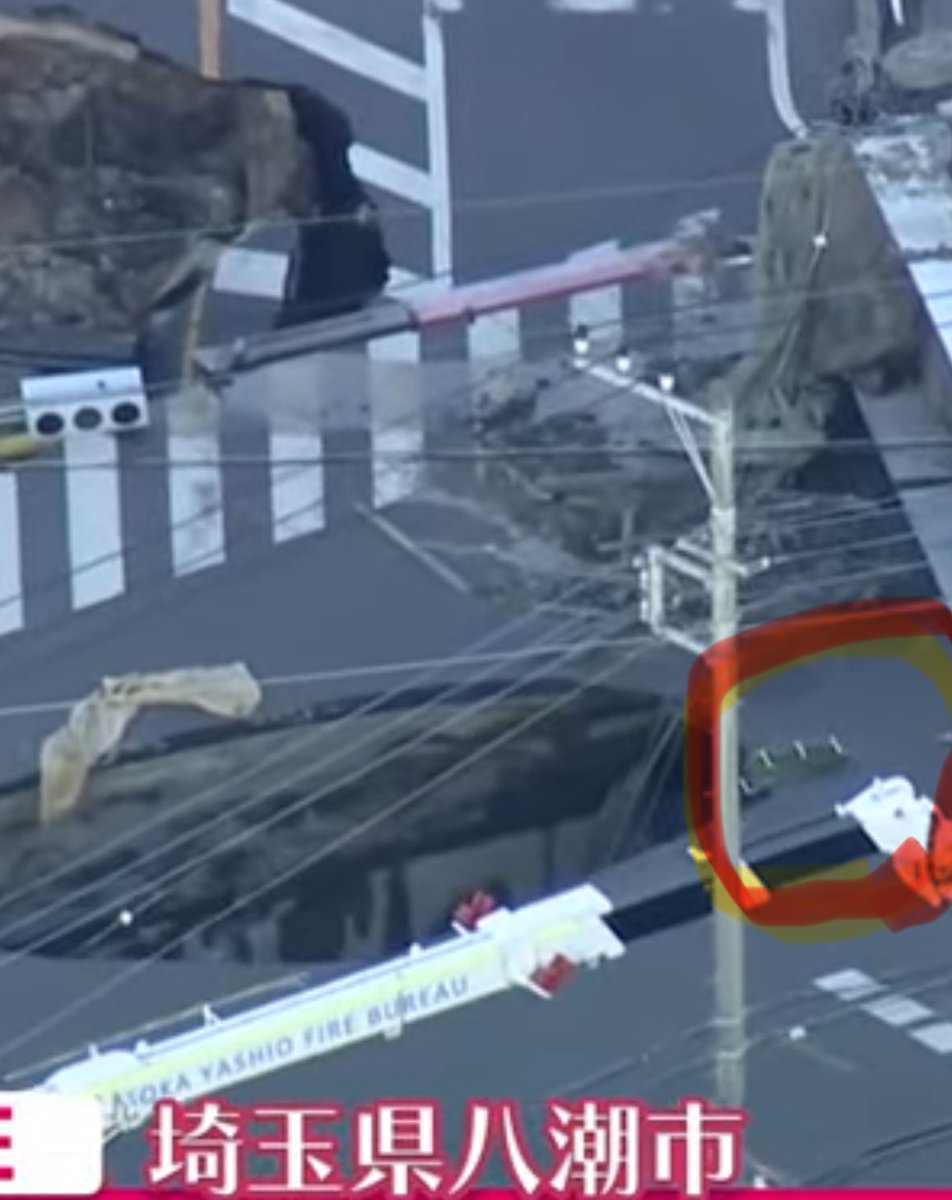 運転手の方
救助隊の方
どちらも怪我なく救助されますように

祈ることしかできない、、
はしごがあるから穴の中に入って
確認しているのかな、、
命がけのお仕事、使命といい頭が下がります