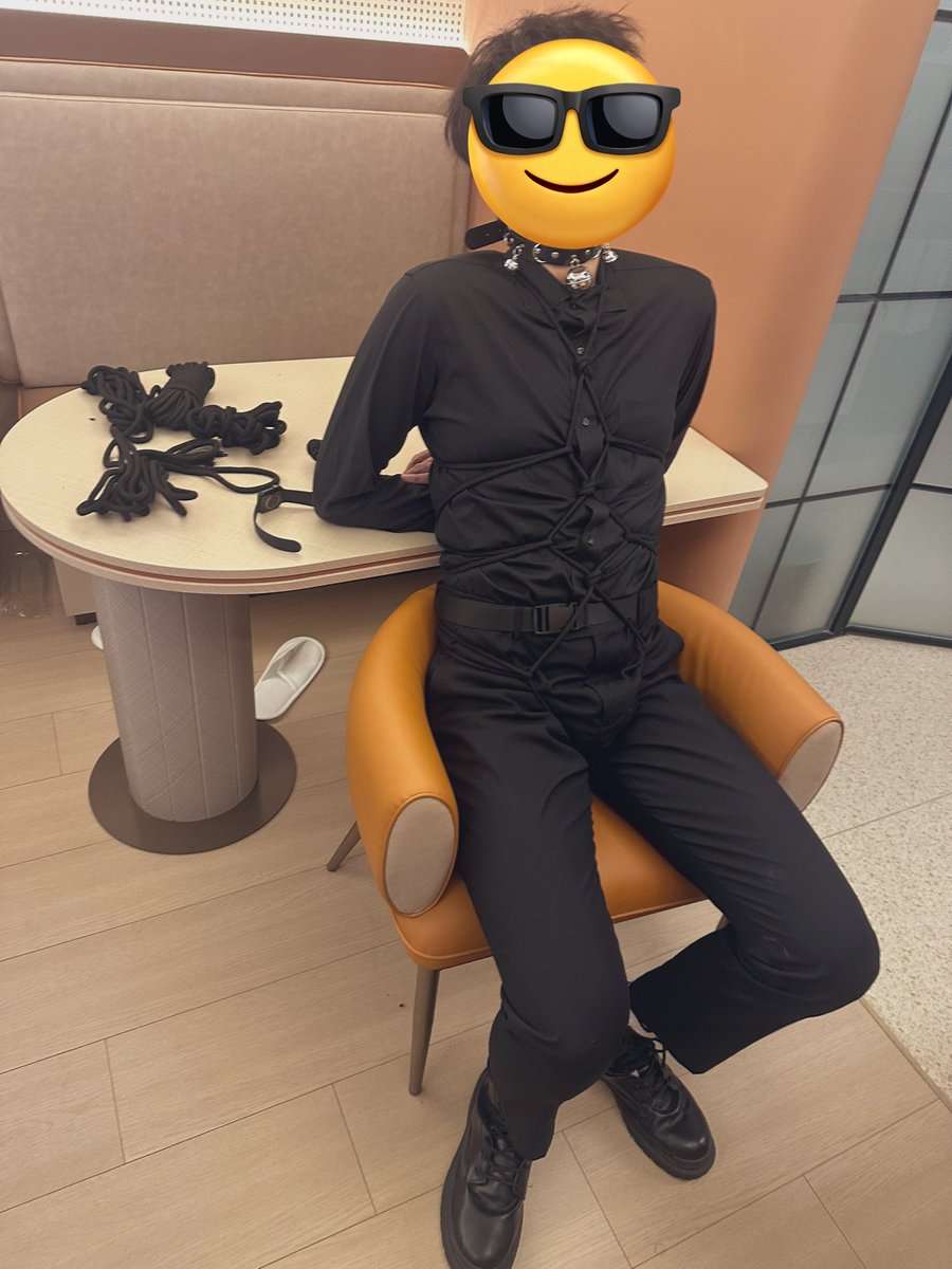 ybecyan's tweet photo. 外面穿着衬衣靴子的小哥哥扒开后里面还穿着紧身衣，超绝ootd #捆绑 #农牛 #sm #tk #白袜 @ https://t.co/kJ3VHC9obh
