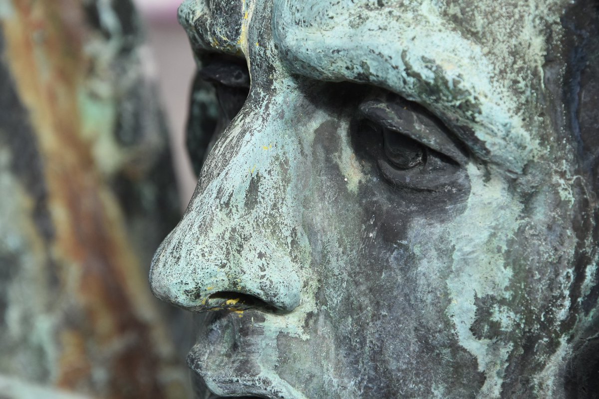 ConservarArte's tweet photo. Os enseñamos fotos del estado inicial de la Escultura de Juan Bravo, situada en la Plaza de Medina del Campo, #Segovia. Obra del escultor Aniceto Marinas. Detalles de diversos tipos de oxidación @TurismoSegovia @segovia_es #Conservación #Restauración #patrimonio #cultura https://t.co/RBNr0BMIWf