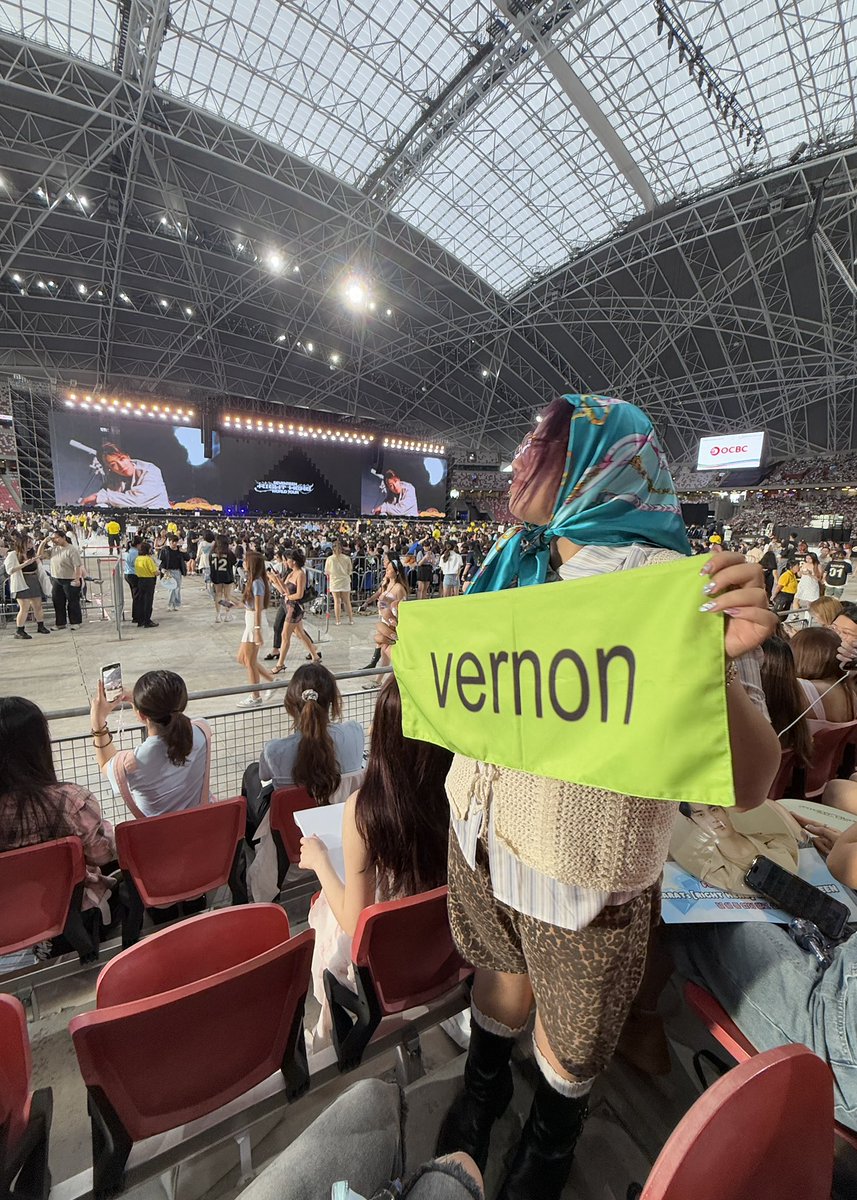 luvhstruck's tweet photo. hi do any carats at d1 svt rh sg have a fancam of vernon pointing during carts??

love to have extra proof that he noticed my sister holding her vn brat banner + lalali outfit since we didn’t film it LMAO

#SEVENTEEN_RIGHT_HERE_IN_SINGAPORE #VERNON
#SEVENTEEN_RIGHT_HERE_IN_SG https://t.co/JjIK022zZm