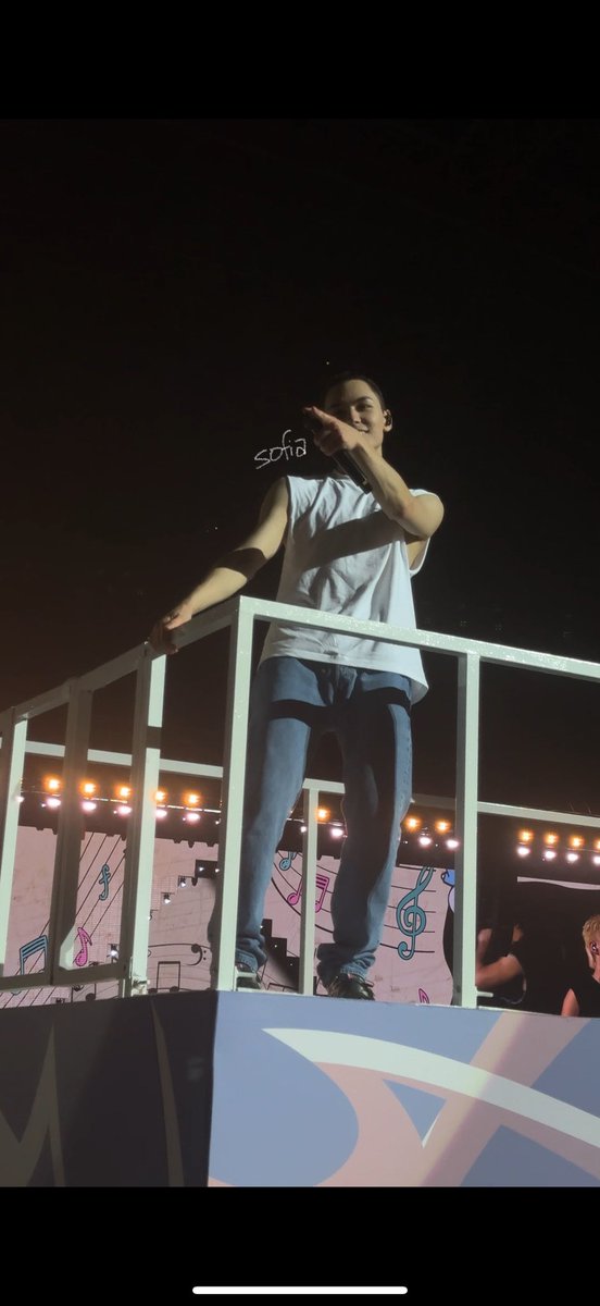 luvhstruck's tweet photo. hi do any carats at d1 svt rh sg have a fancam of vernon pointing during carts??

love to have extra proof that he noticed my sister holding her vn brat banner + lalali outfit since we didn’t film it LMAO

#SEVENTEEN_RIGHT_HERE_IN_SINGAPORE #VERNON
#SEVENTEEN_RIGHT_HERE_IN_SG https://t.co/JjIK022zZm
