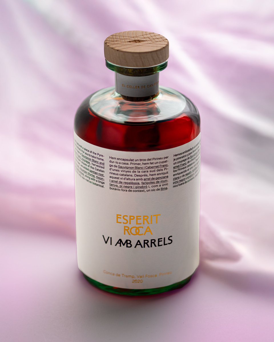 Esperit Roca Vi amb Arrels 2020 es un “bitter” nacido en la cocina líquida de El Celler de Can Roca. Ensamblaje de sauvignon blanc y cabernet franc con diversos botánicos, cuyos aromas invitan a pasear por las montañas del norte de Catalunya. #vinodeldía bit.ly/3C6KM8r