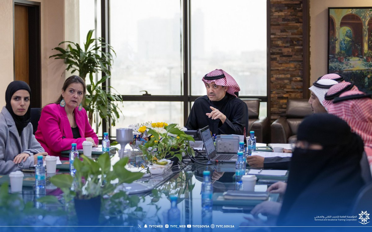 #صورة |

بحث نائب المحافظ للتدريب د.عادل الزنيدي مع نائبة السفير الهولندي أ.إستير فان سومرين والوفد المرافق لها سبل تعزيز الشراكة بين الجانبين في مجالات تطوير #التدريب_التقني والمهني.