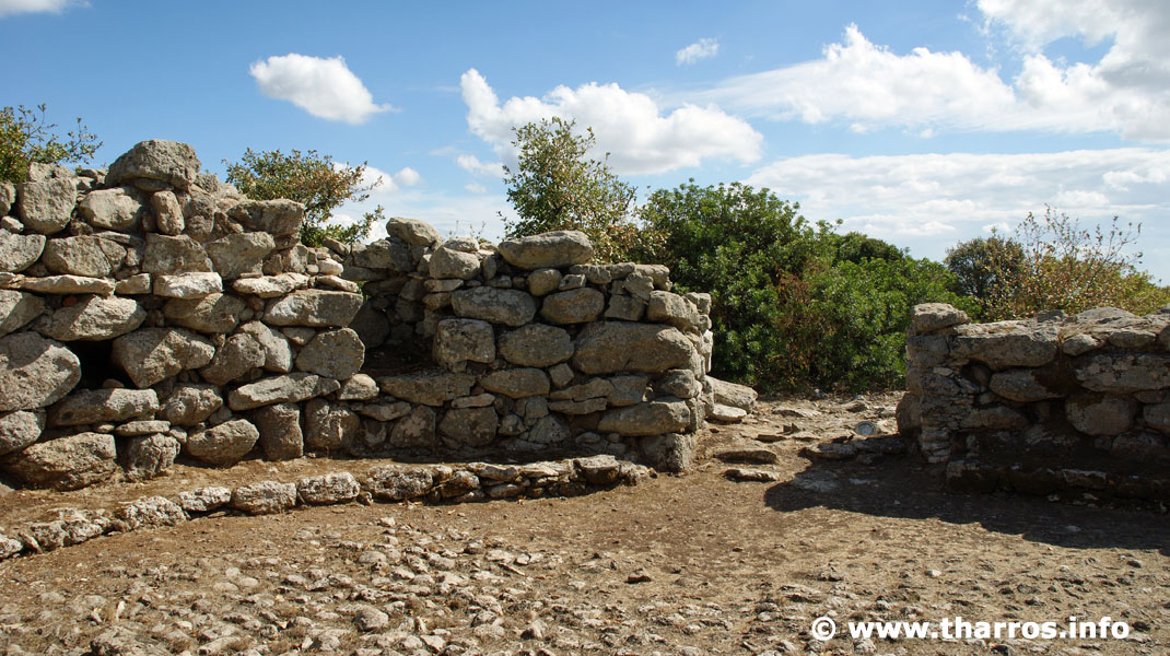 Santa Vittoria di Serri tharros.info/site/117/it La nicchia più ampio si trova a destra dell'entrata della capanna...  #sardinia #sardegna