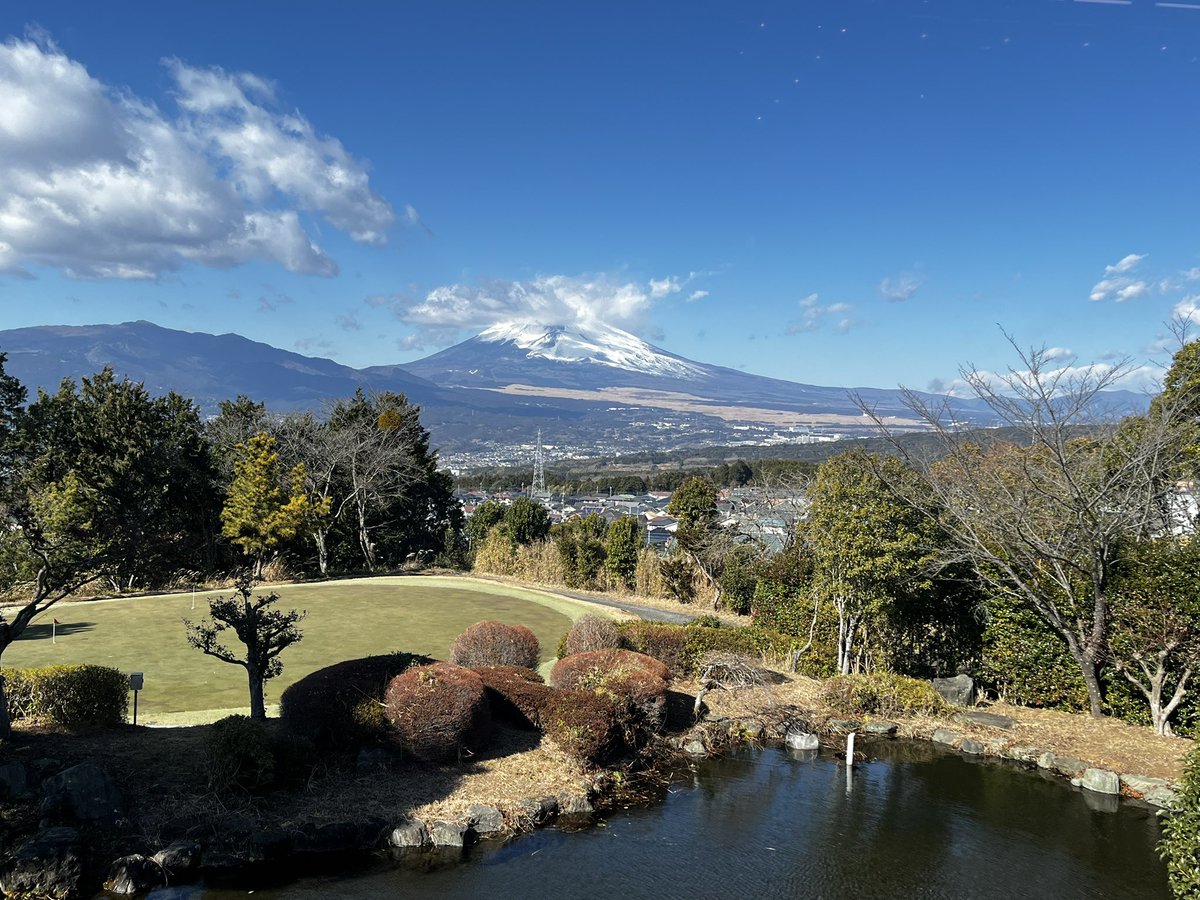 m5yynd's tweet photo. 今日は富士山を眺めながらゴルフ🏌️♂️⛳️
悩んでいたパターは最終的に『Piretti パター コットンウッド2 プレミアシリーズピン型 』を入れました😆
初めて使って34パット、悪くなかったです🙌
次回は30パット切り💪
スコアは私が95、友達は75!!
#ゴルフ好きと繋がりたい
#Piretti https://t.co/esgYZjrsGq