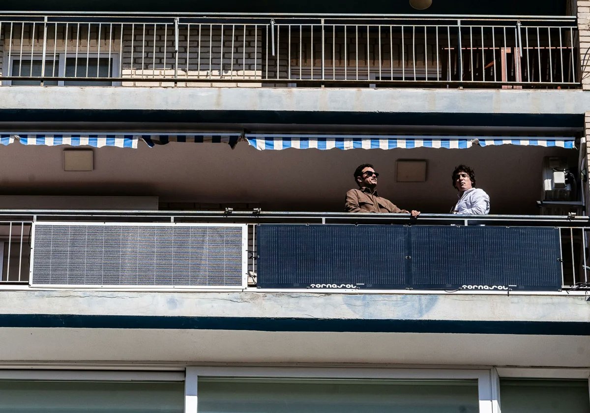 Una planta solar en el balcón de casa: Valencia se suma a la nueva moda 🎯

☀ La startup valenciana <a href="/tornasol_energy/">Tornasol Energy</a> comercializa kits de paneles solares autoinstalables para reducir el consumo de energía y reducir las facturas

Sigue leyendo en <a href="/lasprovincias/">LAS PROVINCIAS</a> 🤳