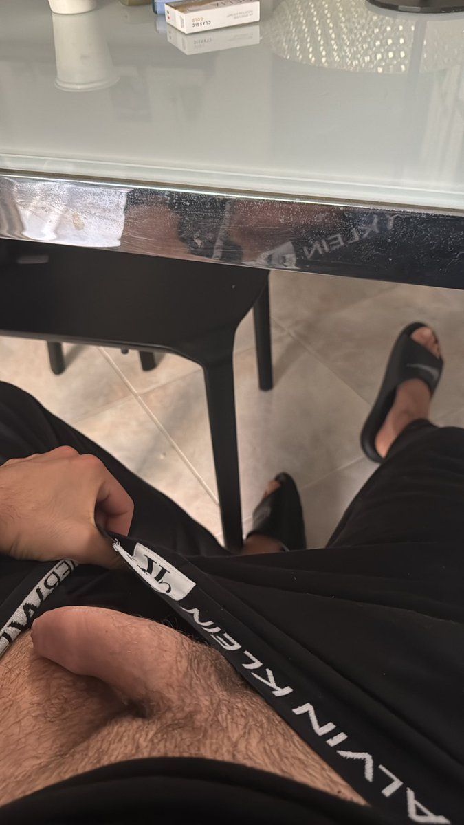 Chi va sotto al tavolo ? Cosa assaggeresti per primo piedi o cazzo ? 

onlyfans.com/iamgabriele