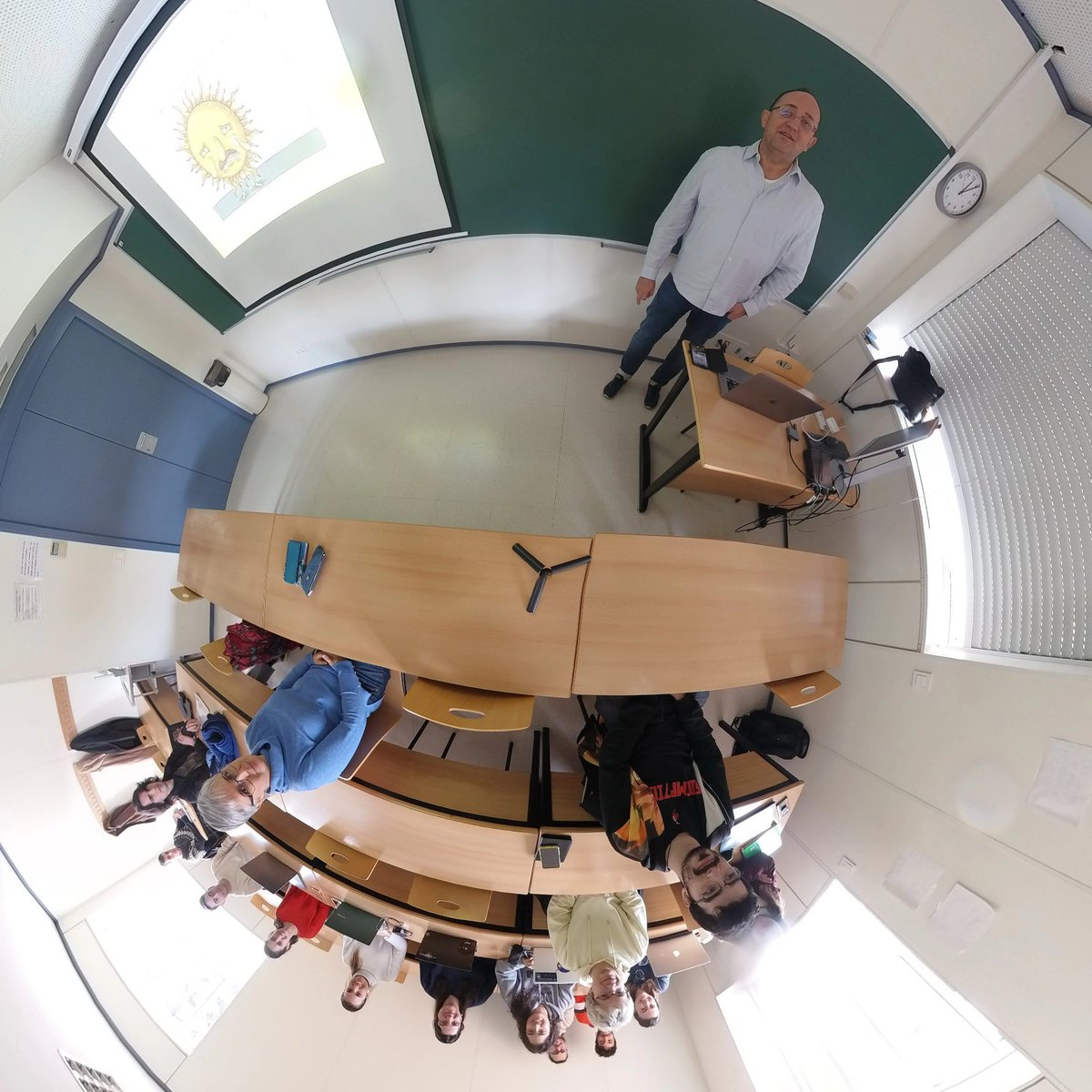 DMontesG's tweet photo. Comienzo de las clases del 2º cutrimestre del @MasterAstroUCM clase conjunta de “El Sol” de @DMontesG con los estudiantes de “ESTRELLAS FRÍAS Y OBJETOS SUBESTELARES” y “SISTEMA SOLAR Y EXOPLANETAS” @Fisicas_UCM @unicomplutense. 
Imagen 360 animada el 28 enero 2025 https://t.co/fPnszXAui0