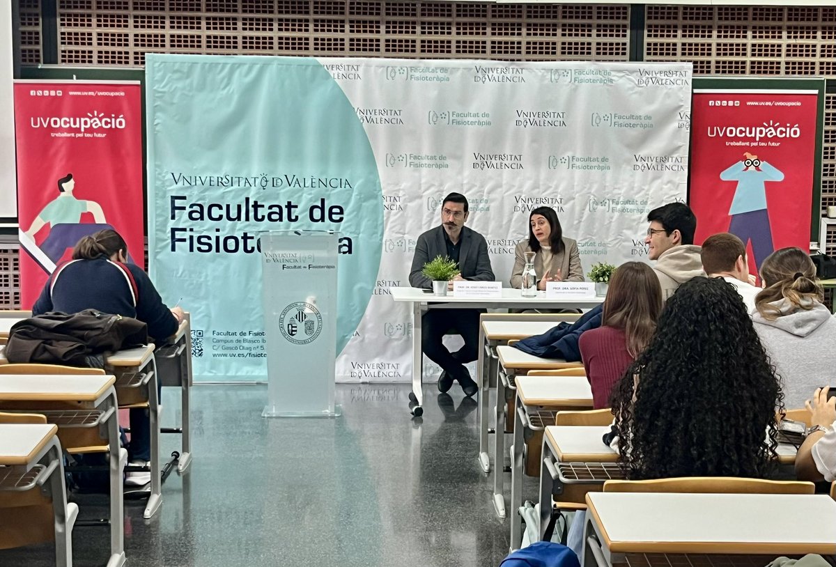 🎯Donen la benvinguda al #FòrumdocuopacióUV de la Facultat de Fisioteràpia Sofía Pérez Alenda, Degana de la Facultat de Fisioteràpia de la Universitat de València i Josep Carles Benítez Martínez, Degà del ICOFCV (Il·lustre Col·legi Oficial de Fisioterapeutes de la CV)