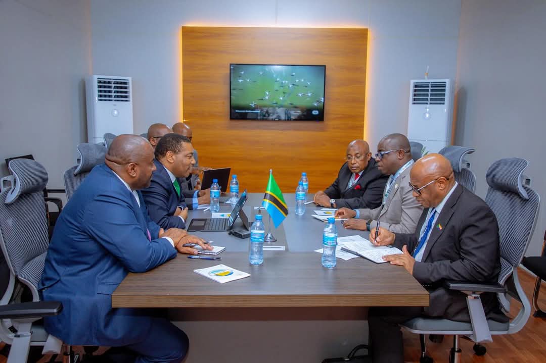 AbdourazakIBRA3's tweet photo. J'ai rencontré @mwigulunchemba1, ministre des Finances tanzanien à Dar es-Salam. Nous avons abordé la mobilisation des ressources, la digitalisation, l’implantation de banques tanzaniennes aux Comores et le renforcement des échanges commerciaux. 

https://t.co/PKzgBGawiV https://t.co/wBsXh4YQ4q