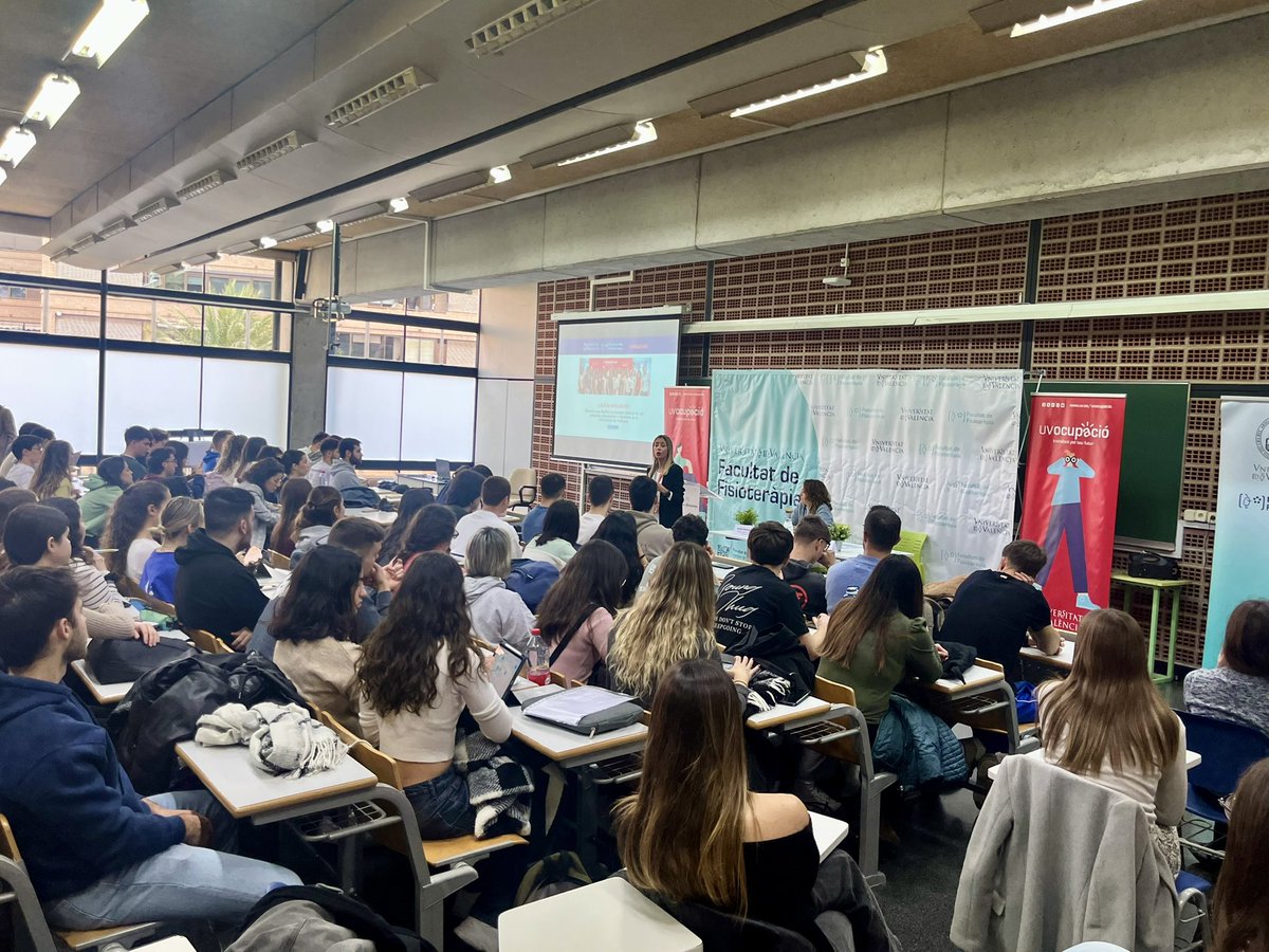 🎯Seguim a l’espai de formació i recerca, ple de gom a gom, on Silvia García Andreu, Tècnica d'Orientació del servei d'UVocupació, Universitat de València orienta a l’alumnat sobre marca professional i CV.
