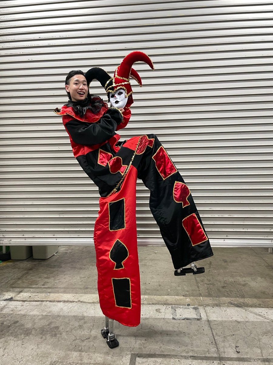 ⁡後楽園のシアターGロッソで開催された『LAPOSTA 2025 SHOW PRODUCED by MEMBERS』大平祥生さんのソロステージ『ARTIST』にスティルトパフォーマー出演させていただきました！
ストーリーテラー"ヨル"役として世界観を作りだす重要なオープニングでの登場でした。
ありがとうございました✨

#JO1