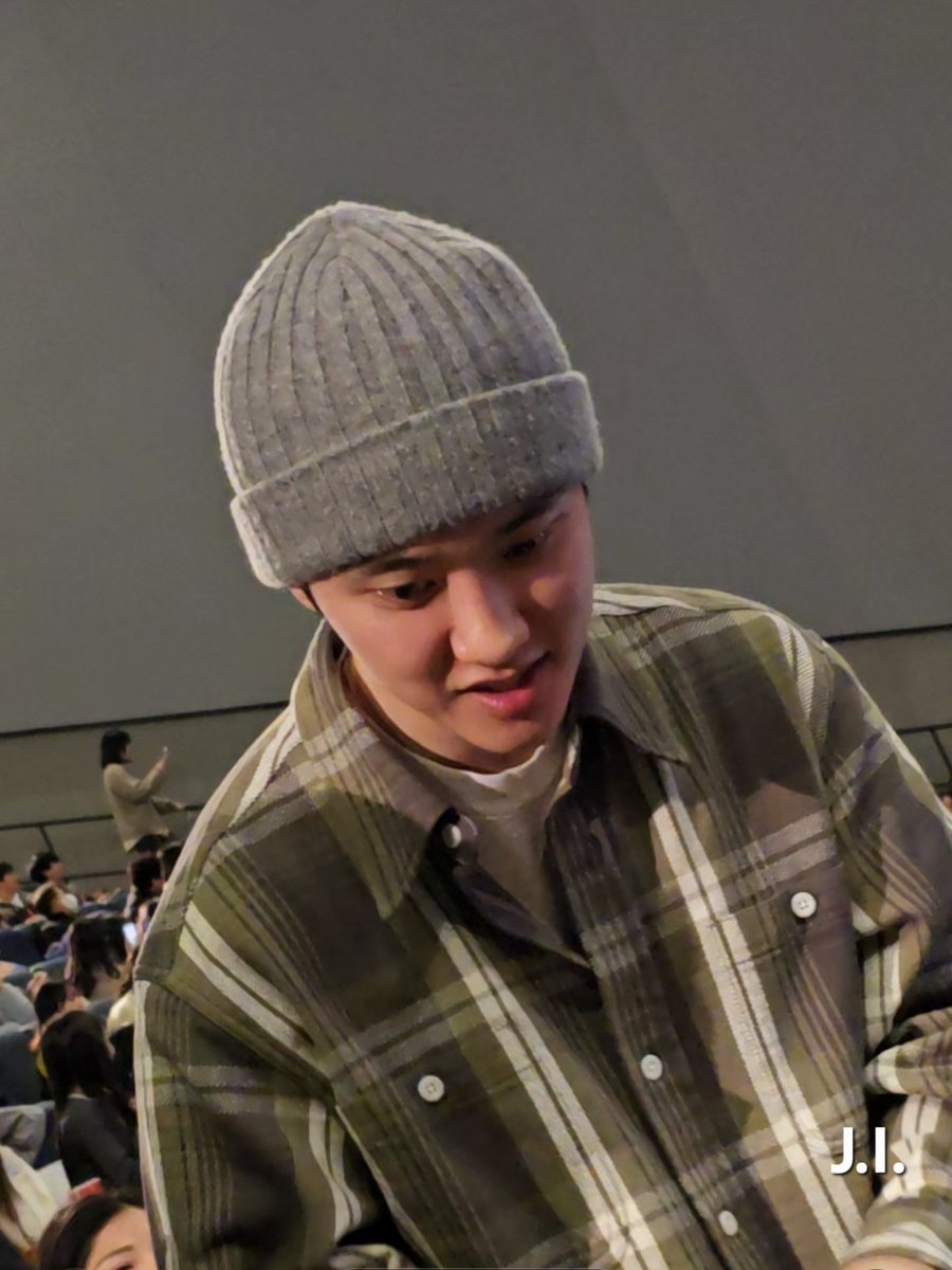 felissoo's tweet photo. Omg kyungsoo signing a fan's Doh Kyungsoo official lightstick!🥹

https://t.co/LLjBf5dlf4