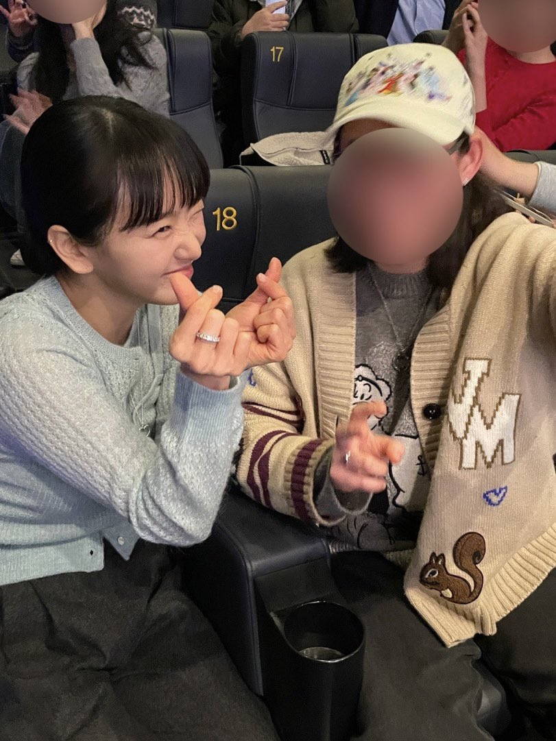 비밀즈 완전체 = 행복 그잡채🙌
팬분들과 함께해서 더 행복한 설날💖🎆

#말할수없는비밀 은 절찬상영중!
지금 바로 예매하고 극장에서 만나요🎬

#도경수 #원진아 #신예은
#서유민감독 #판타지로맨스 #절찬상영중
#하이브미디어코프 #Hivemediacorp