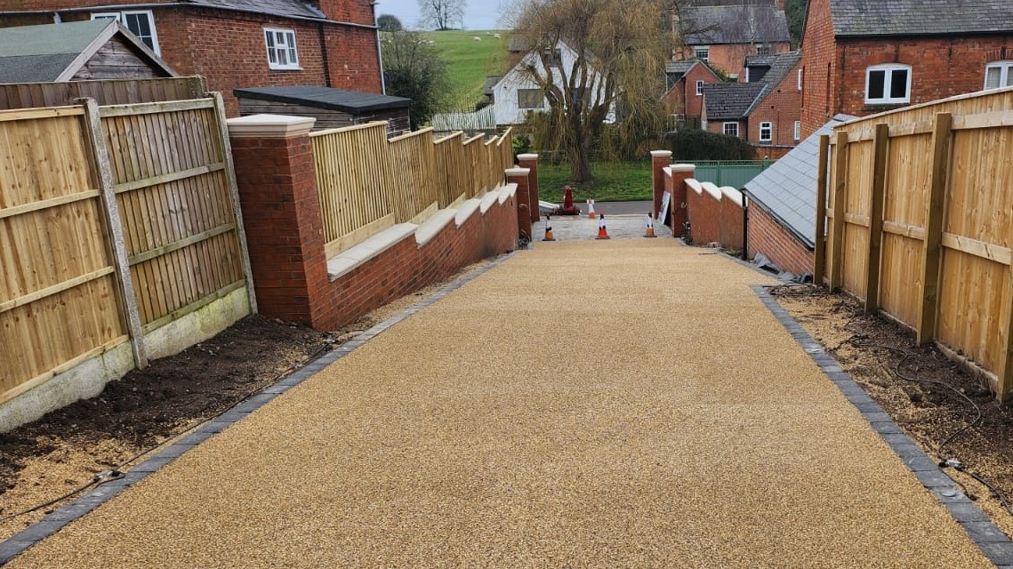 HMSDecorative's tweet image. We love working with #housingdevelopers and our most recent project was no exception! #BelvoirDevelopments approached us to lay an Amber Gold #resinbondeddriveway for a new property in the heart of #Wymeswold #luxurydriveways