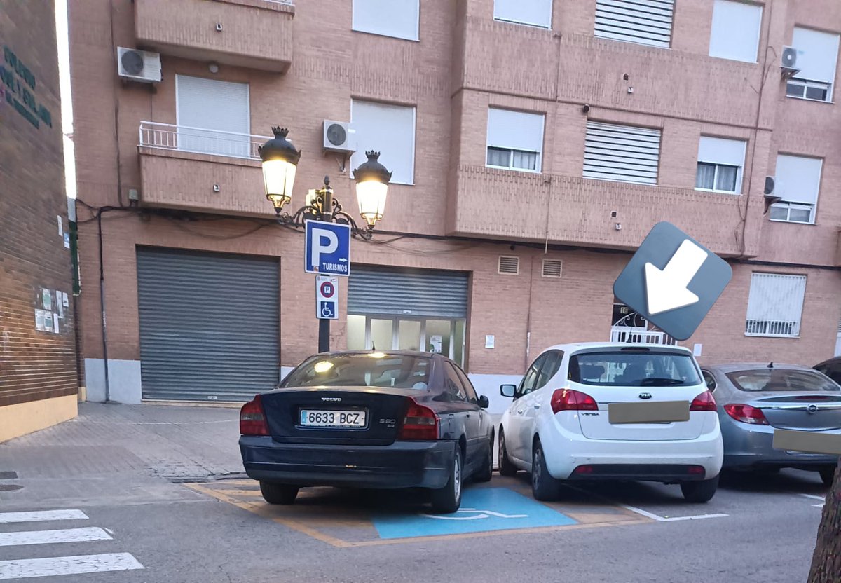 <a href="/FrenteRenovad/">No Vuelven Mas</a> <a href="/adistotorrent/">ADISTO Torrent</a> <a href="/PoliciaTorrent/">Policía Torrent</a> Otro día más disfrutando de la educación y la empatía de los vecinos de <a href="/Aj_Torrent/">Ajuntament de Torrent</a> ocupando parte de los espacios reservados para personas con discapacidad ♿ sin tener en cuenta que perjudican a quienes lo necesitan <a href="/PoliciaTorrent/">Policía Torrent</a> 
#Discapacidad #Empatia #Educacion #Inclusion