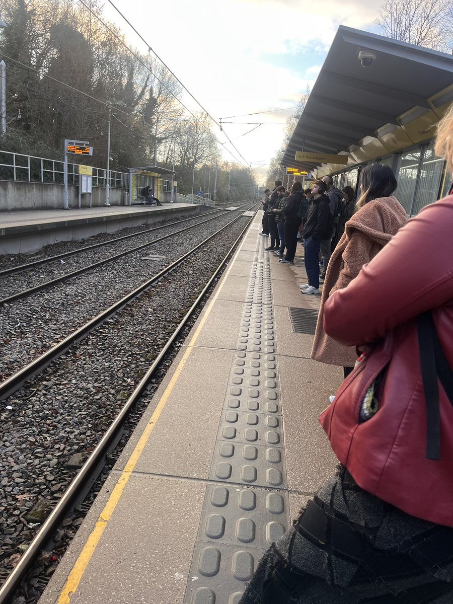 Waited for 25 minutes this morning at Firswood as five single-carriage trams heading into town stopped but no one could get on as they’re so packed. Wondering what <a href="/AndyBurnhamGM/">Andy Burnham</a> and <a href="/BeeNetwork/">Bee Network</a> can do about this. Give us more doubles 🙏🏼