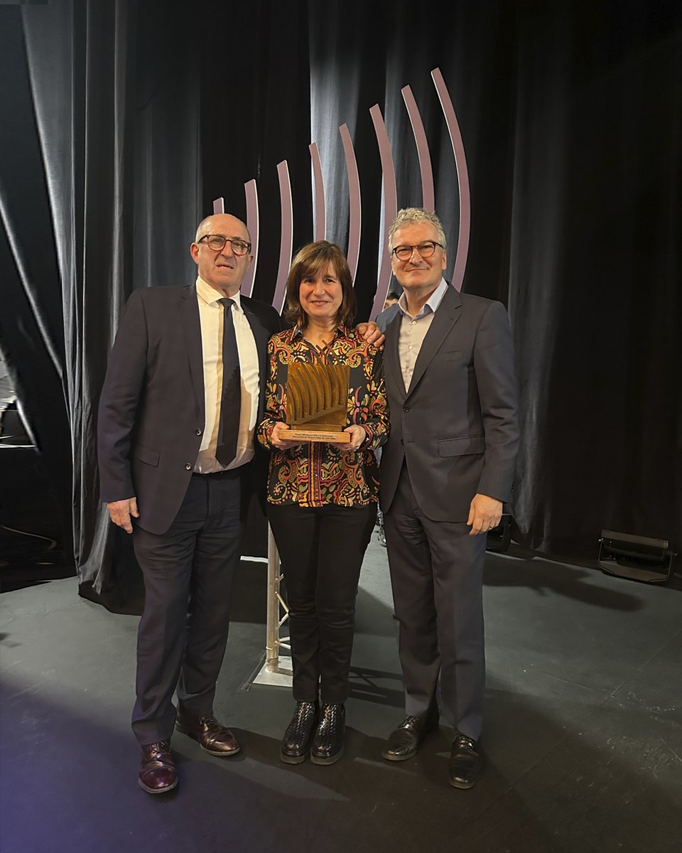 Chistorra_Na's tweet photo. Muy agradecidos al #premiossernavarra en la categoría de Gastronomía que recibimos ayer en la gala celebrada por @SERnavarra en @baluarte. El galardón lo patrocinó @EROSKI y lo recogió Alberto Jiménez, presidente de Goikoa y Patxi Goikoetxea de @EMBUTIDOSARBIZU https://t.co/Ktw0bWsYtG