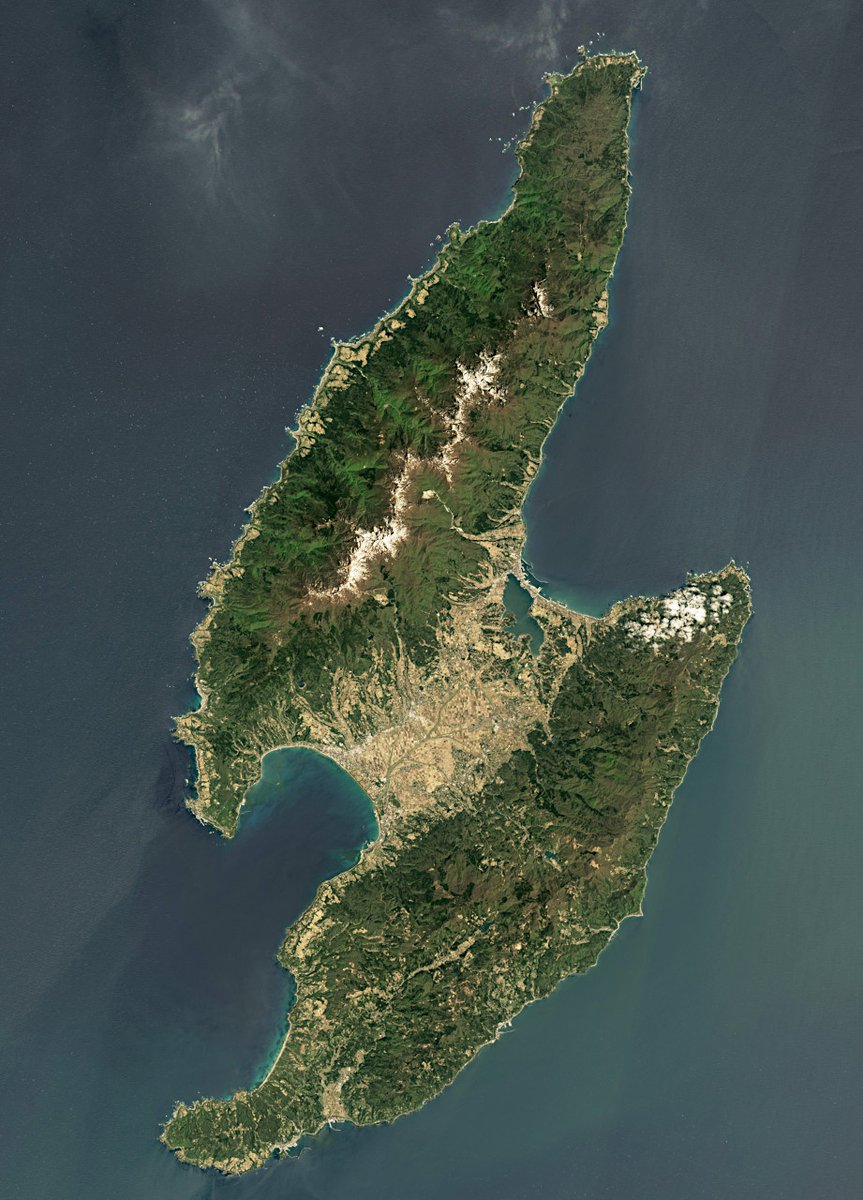 地球観測衛星ランドサット8がとらえた佐渡島。海底が隆起して南北に2