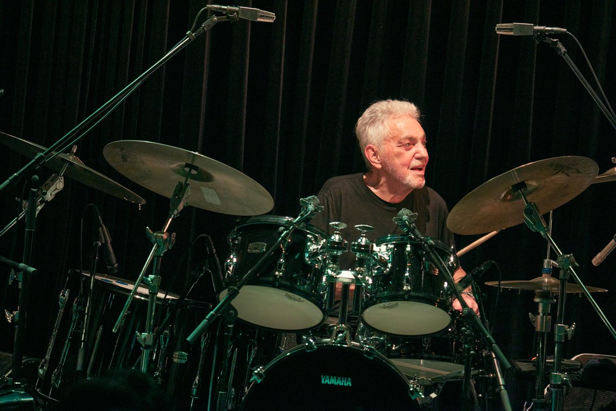 Izumih0705's tweet photo. 3rd of the 5 (out of 6) nites w/ Steve Gadd Band in Tokyo!!👍🎶🙌❤️
(📷 from BNT's post)
後半戦、突入~☺️
#SteveGadd #WaltFowler #TravisCarlton #MitchelForman #DukeGadd #ToshiYanagi #BlueNoteTokyo https://t.co/14IjrLcWE7