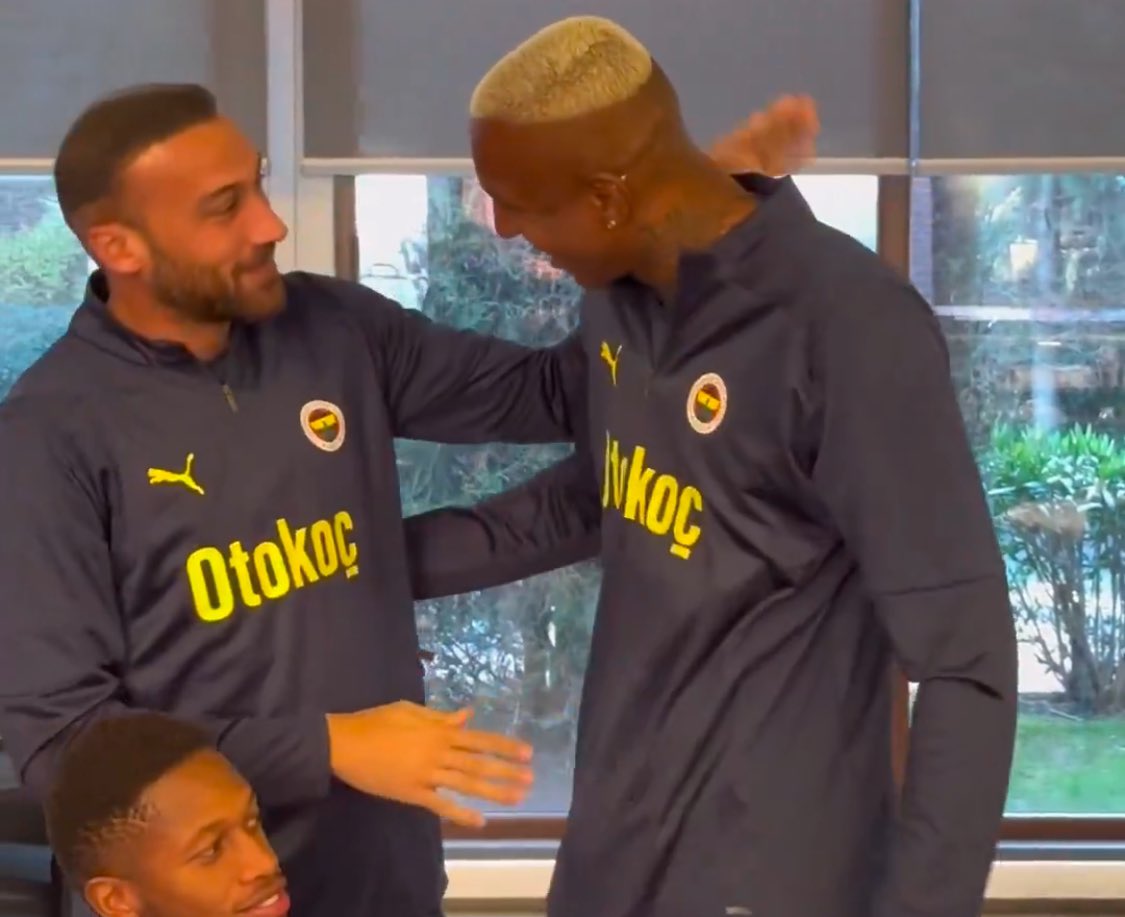 Talisca’nın bakışlar gebertti. Hadi ben paracı orospu çocuğuyum da sen Beşiktaş’ın çocuğuyum diye geziniyordun ortalıkta sana noldu puşt, dermişçesine bakıyor…