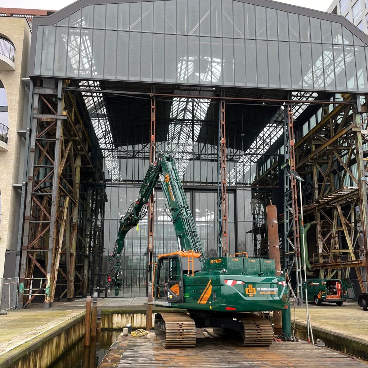 Onze elektrische E-TEC was vorige week te vinden in #Amsterdam. In een inham aan de VOC-kade realiseren wij hier een nieuwe vlonder.
🟢Meer info: deboerendegroot.nl/wat-hebben-wij…

#elektrisch #waterbouw #vlonder #kunstwerk #opdegrensvanlandenwater