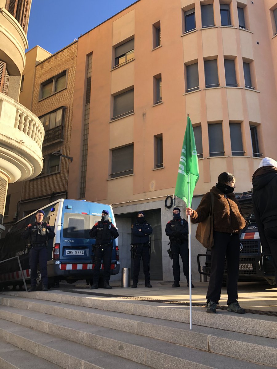 Avui <a href="/mossos/">Mossos</a> desnonant una dona en situació vulnerable, la Rosa, de casa seva, un dimecres gelat de finals de gener i sense alternativa habitacional. Aquest sistema només protegeix qui acumula riquesa i pisos buits. Condemnar dones a la pobresa és violència de gènere estructural!