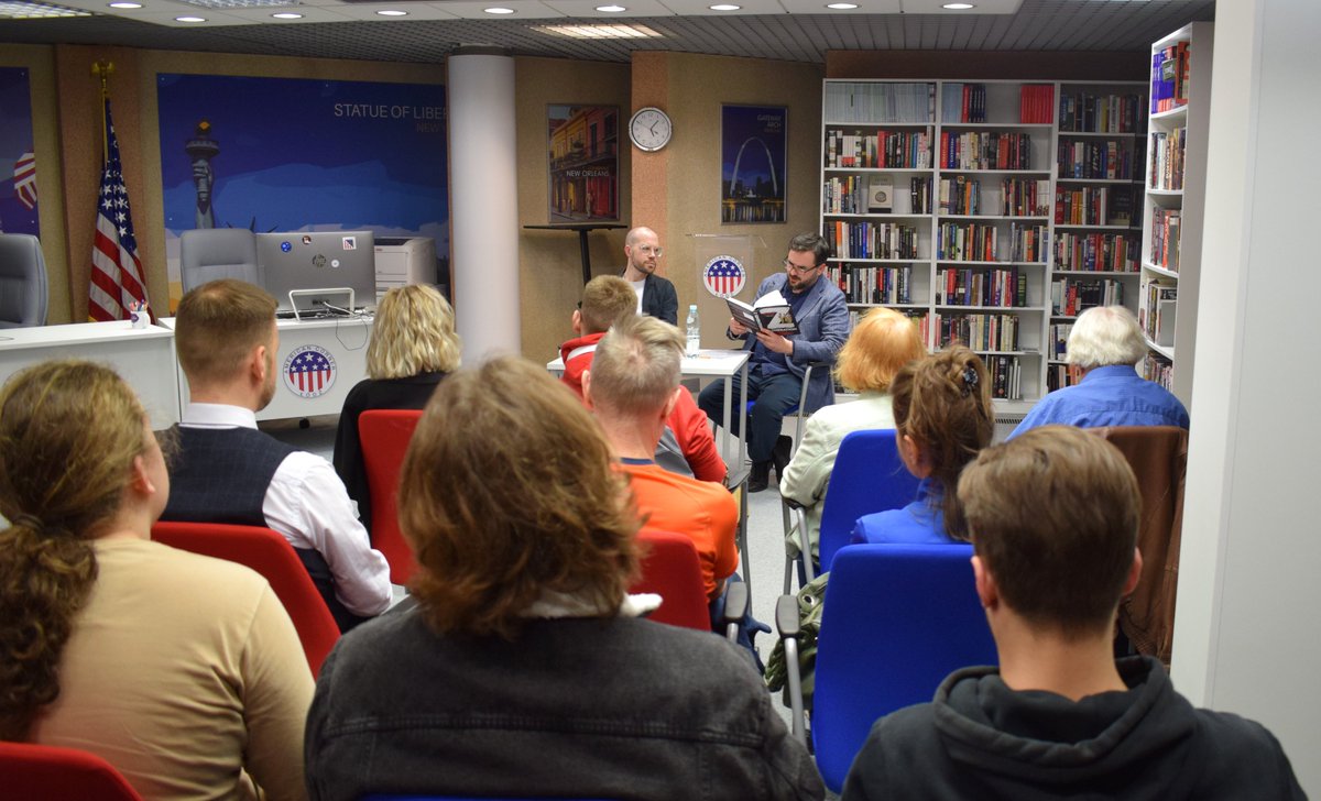 AmCornerLodz's tweet photo. Foto ze spotkania z dr @irgarner (@InstPileckiego ), autorem książki: „Z Generation: Into the Heart of Russia’s Fascist Youth”.
Na stronie @ObserwatorMiedz będzie niedługo dostępna transkrypcja ze spotkania.
@unilodz @BibliotekaUL https://t.co/FLdj8fo9MN