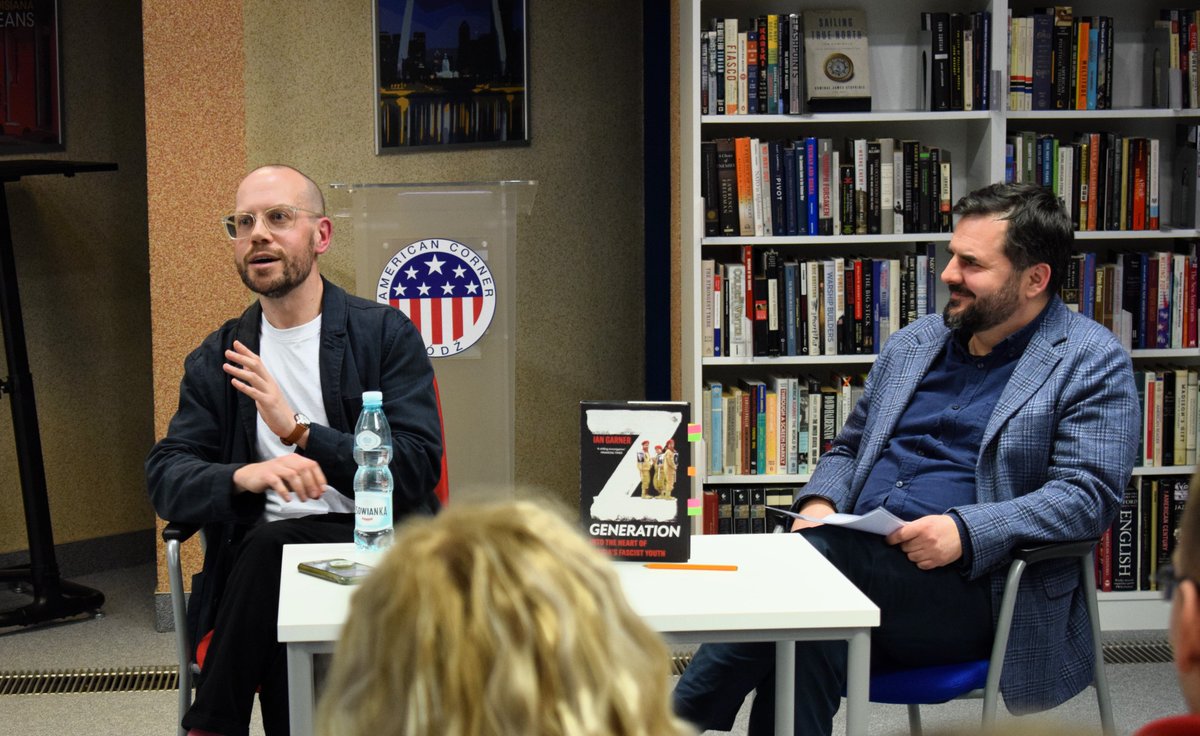AmCornerLodz's tweet photo. Foto ze spotkania z dr @irgarner (@InstPileckiego ), autorem książki: „Z Generation: Into the Heart of Russia’s Fascist Youth”.
Na stronie @ObserwatorMiedz będzie niedługo dostępna transkrypcja ze spotkania.
@unilodz @BibliotekaUL https://t.co/FLdj8fo9MN