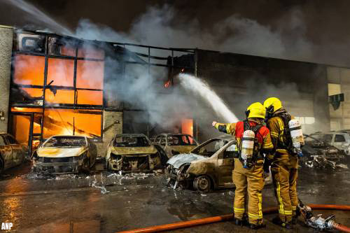 Grote brand bij autobedrijf in Rotterdam-West