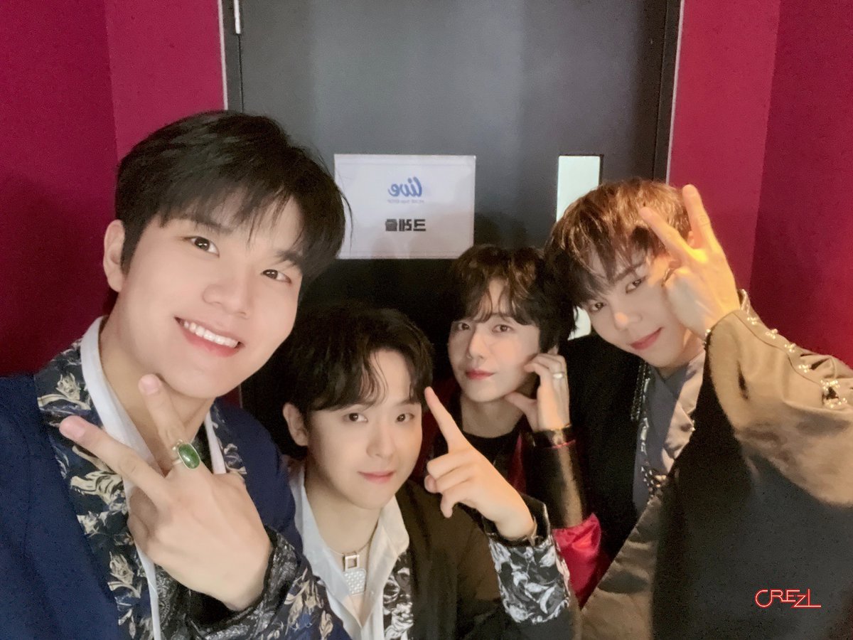 이 떨림을 느껴봐 
거침없이 We’re going higher 💫

추운 날씨도 잊게 해주는 
크레즐의 무대는 언제나 최고 ദ്ദി * '꒳'*)⸝⋆｡✧♡

크레즐의 #잇츠라이브 를 보면 
어느새 🥨프레즐🥨 마음은 
 ⋆⸜🧡ྀི⸝‍⋆로 가득해 —̳͟͞͞♡

#CREZL #크레즐 #itsLive 
<a href="/itsLIVEofficial/">it's Live</a>