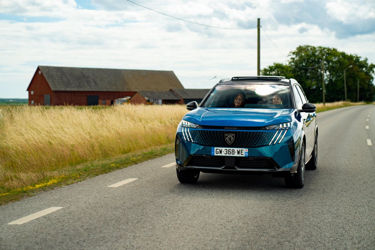 Entdecke eine neue Art des Fahrens. Mach eine Probefahrt mit dem #NeuenPeugeotE5008 und erlebe mutiges Design, unvergleichlichen Komfort und elektrische Power in Aktion.