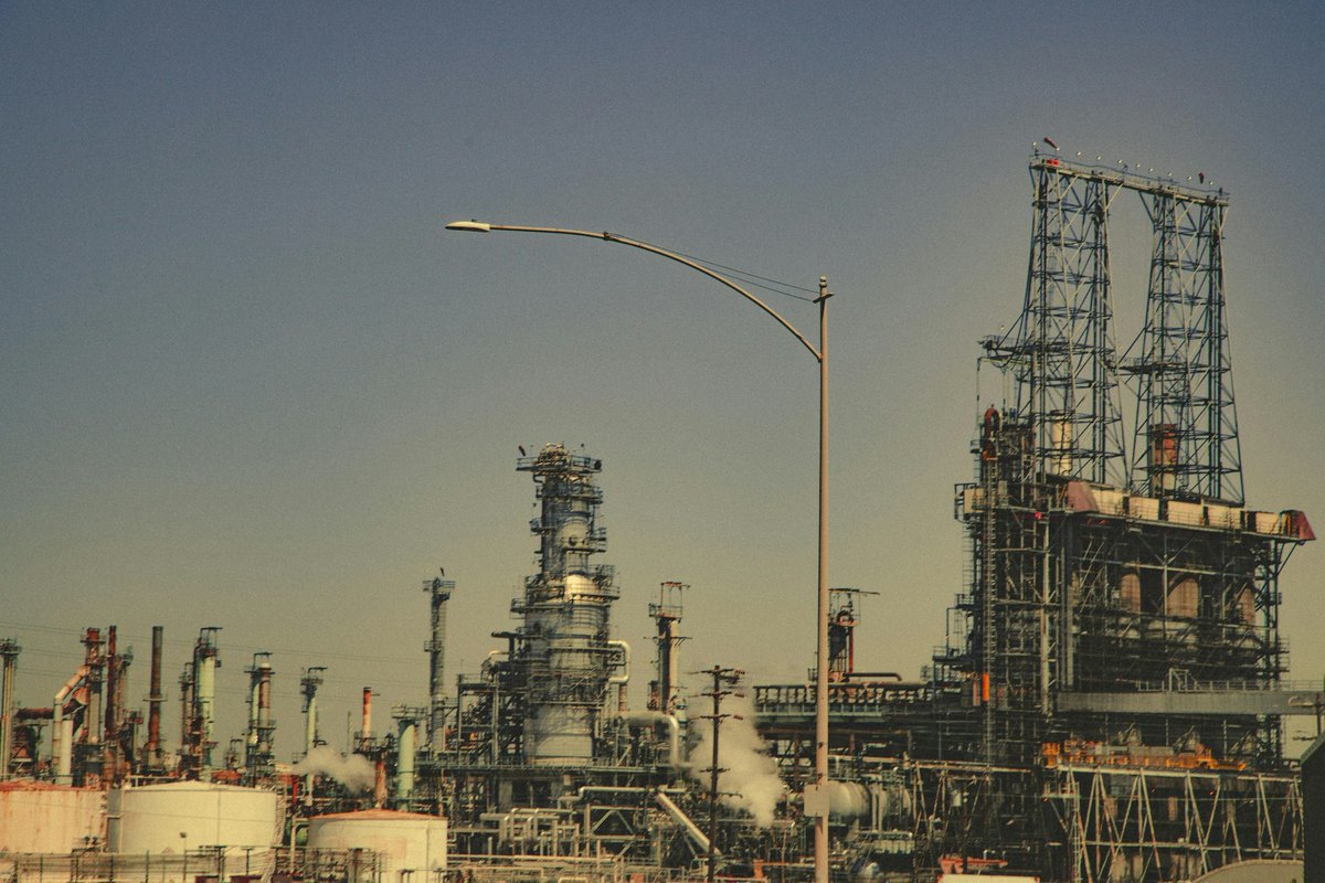 Firefighters have brought a fire under control at a liquefied gas facility in Rey City, located 11 kilometres south of Tehran, according to a report from the Ministry of Oil’s news outlet, SHANA.

Learn more: firemiddleeastmag.com/fire-at-liquef…

#Fire #Oil #Iran