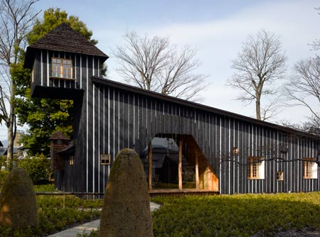 FoundationGaudi's tweet photo. This technique is experiencing a revival, thanks to architects like Terunobu Fujimori, who incorporates Yakisugi into contemporary designs that honor tradition while embracing modern innovation. 
+ https://t.co/sgO9o2LOiC