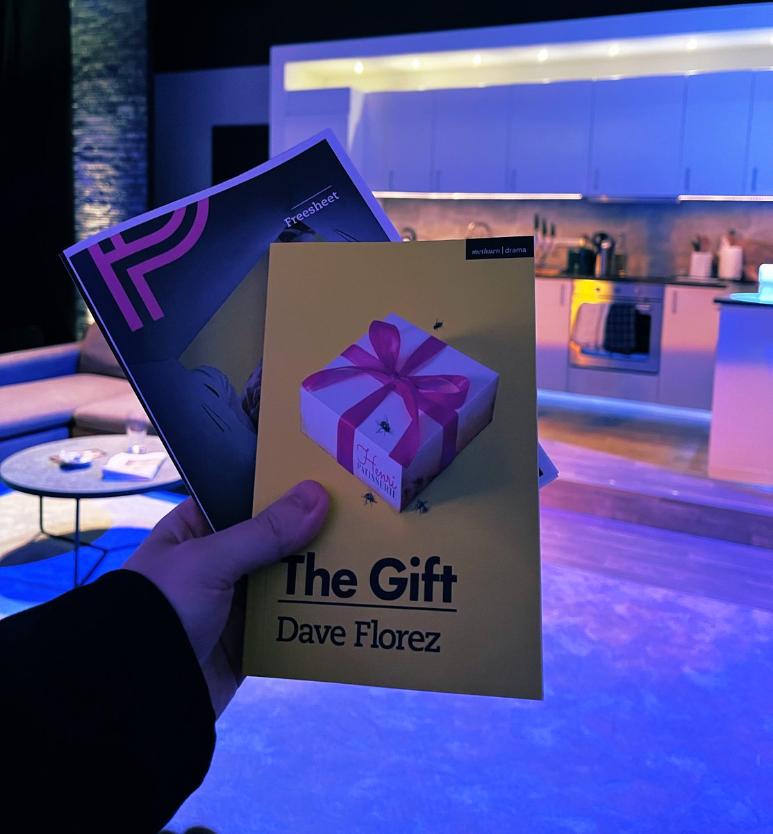 [🎟️ GIFTED] the versatility to the Park200 space <a href="/ParkTheatre/">Park Theatre</a> always makes for an exciting visit each time, with Sara Perks’ modern, stylistic design really making a statement in this case, bringing us the backdrop to Dave Florez’s The Gift 🎁🎭