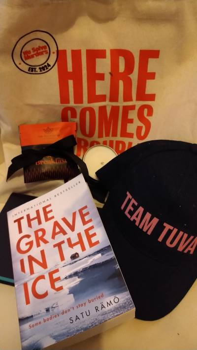 Would you like to win a book package?
With a tote, candle, Scandi treats and books!

Follow, RT and comment on the pinned tweet.
UK only. Good luck!

#win #competition #giveaway