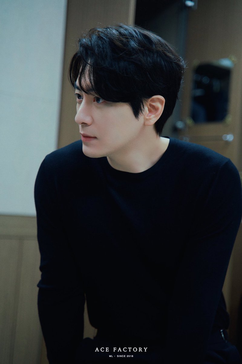 sun0myhero's tweet photo. 이제 이사람의 잘생김에 적응했다 싶었는데 보자마자 충격먹은 사진 1위 https://t.co/n7CGQJ0jXa