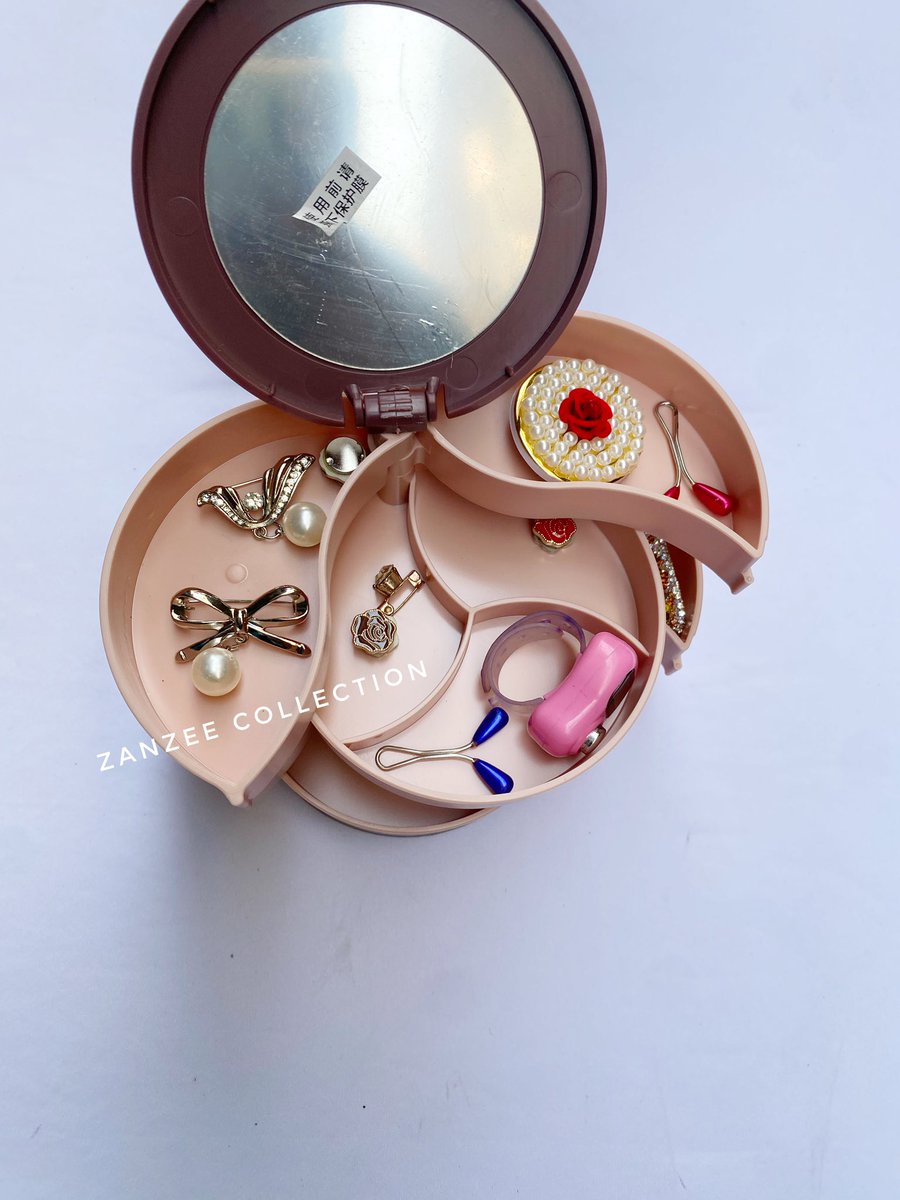 I take God beg you, please retweet this for me 🙏🙏

 Jewelry storage box 

🔸non-slippery chiffon 
🔸lush 

Price: #4,000

Box of 4 with hijab pin: #15,000
To shop, dm or  whatsapp wa.link/se26zp

 Available in 4 colors
