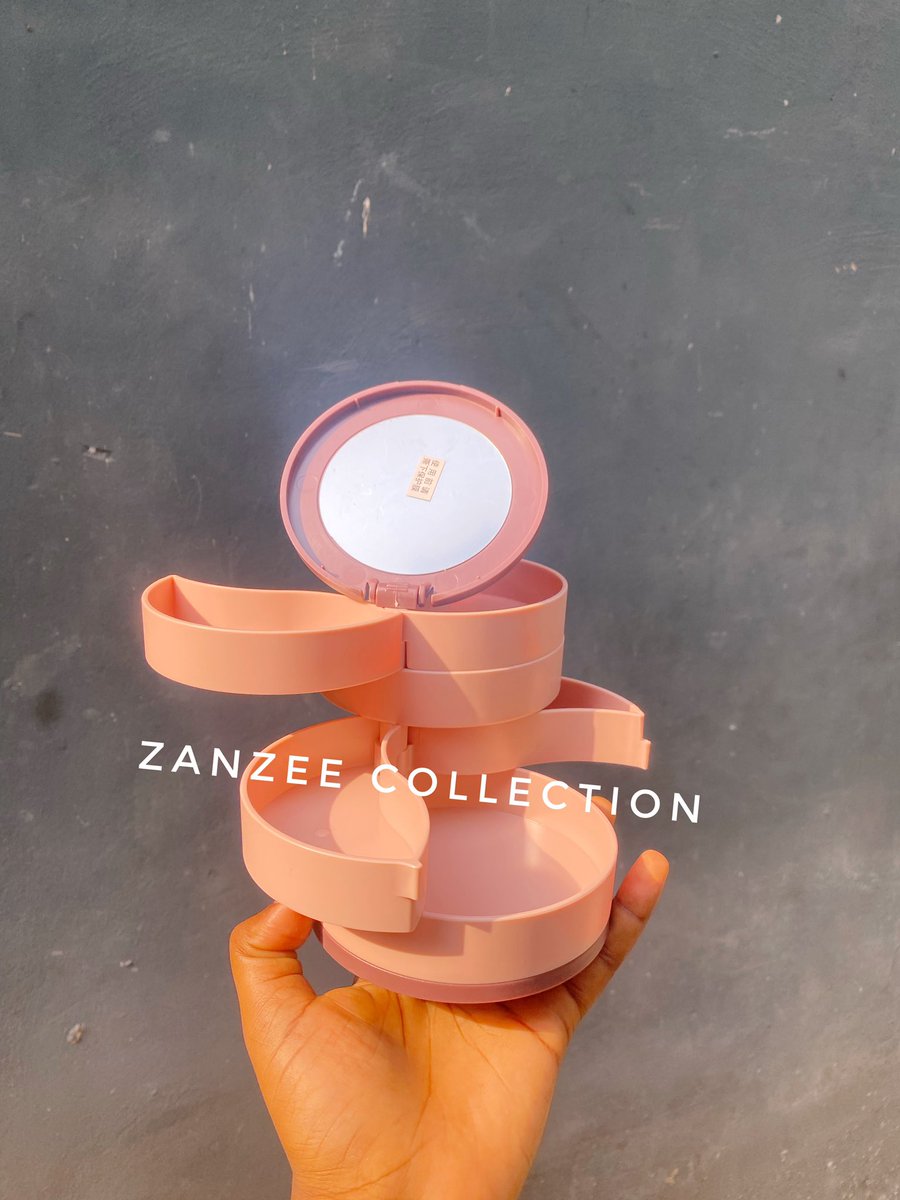 ZanzeeC's tweet photo. I take God beg you, please retweet this for me 🙏🙏

 Jewelry storage box 

🔸non-slippery chiffon 
🔸lush 

Price: #4,000

Box of 4 with hijab pin: #15,000
To shop, dm or  whatsapp https://t.co/cSLnXDMS4p

 Available in 4 colors https://t.co/nKKImCMjr8