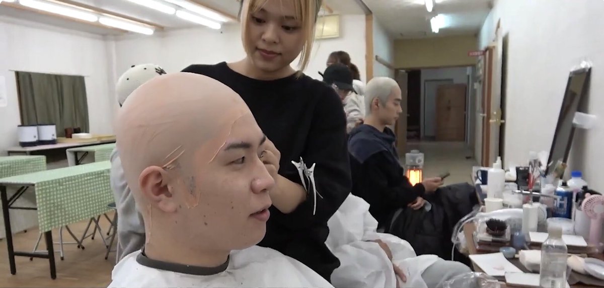 TVA_News's tweet photo. #あめんぼぷらす @amenboplus さんの動画内での #坊主メイク を #特殊メイク学科 の卒業生と在校生が担当しました￼🧑‍🦲👩‍🦲

本編動画&坊主メイク動画が公開されているのでぜひぜひご覧ください￼✨

本編👉￼①https://t.co/qVBz6417Lp
②https://t.co/Ex75M2Msnw

坊主メイクの裏側👉￼https://t.co/GvGkcK5xow

 #特殊メイク #坊主 #日常コメディ #寮生活 #ルーティン #特殊造形 #特殊メイクアップアーティスト #SEM #東京ビジュアルアーツアカデミー #２１世紀アカデメイア #21世紀アカデメイア