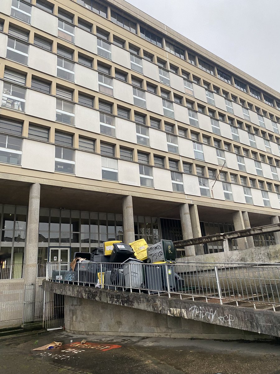 elouan_guilly's tweet photo. Bravo aux camarades ayant bloqué la fac de droit contre la casse de nos universités !! ✊🚩

Pour rappel: 80 places vont fermer en droit !

La réaction du président D. Alis est scandaleuse d’avoir appelé les flics et ont gazé les https://t.co/cLY1sE6hrh https://t.co/VHX1PFRVeb !! https://t.co/FOC9F2BcsL