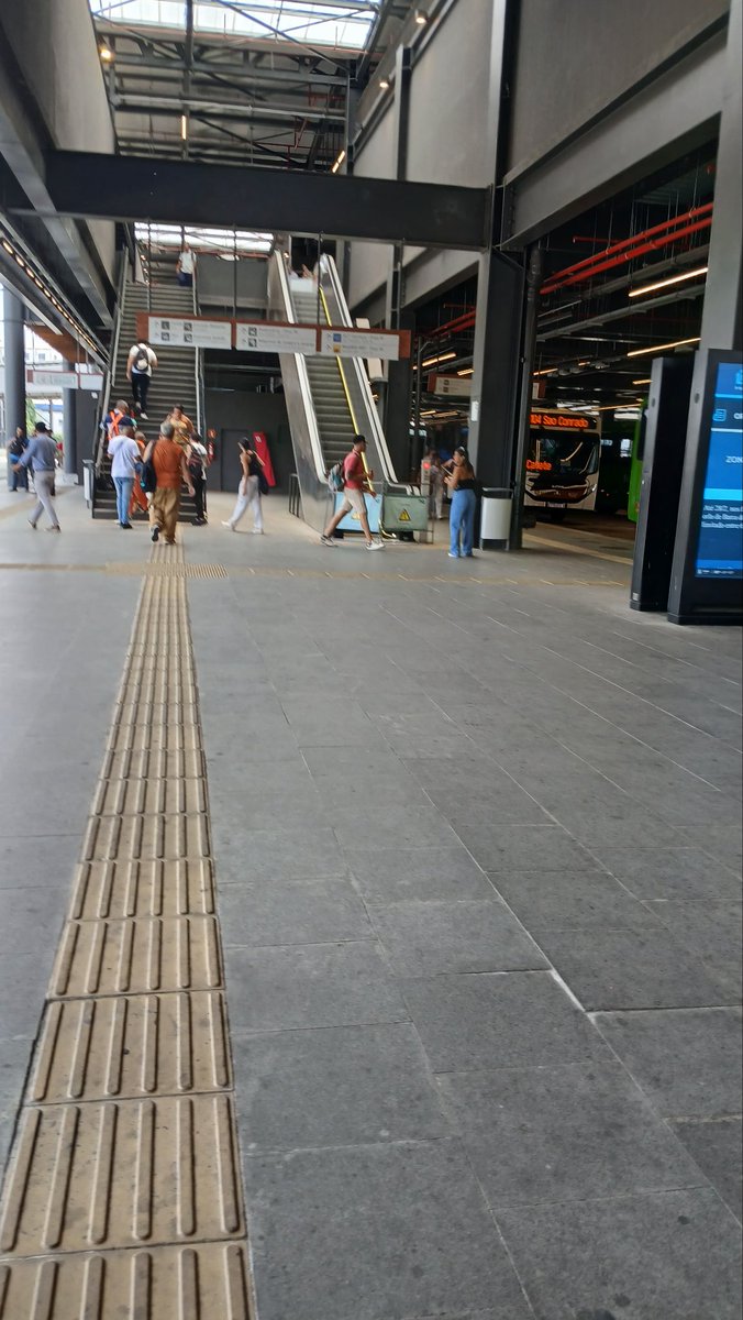 _NandaRocha_'s tweet photo. Escada rolante do Terminal gentileza sem funcionar. @eduardopaes @tinojunior absurdo. Terminal novo hein. 🤦‍♀️🤦‍♀️🤦‍♀️🤦‍♀️🤦‍♀️🤦‍♀️🤦‍♀️ https://t.co/xRKxd6wg1t