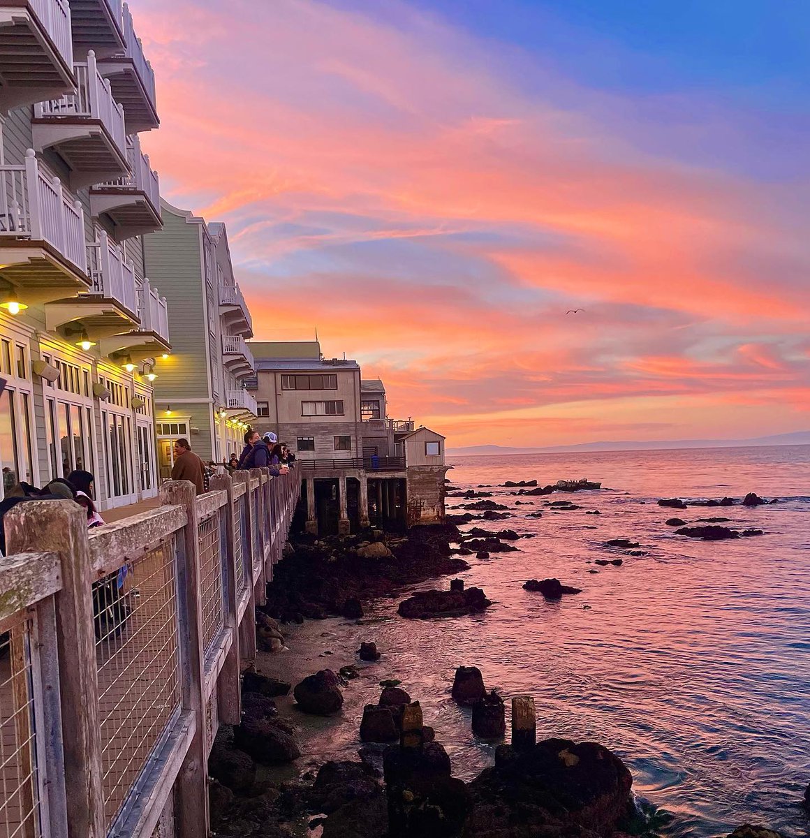 Romance on the Bay 💕 Celebrate love with a sunset stroll on Cannery Row followed by dinner with a view. 📸: dduaneramos
#RomanticGetaway #CanneryRowEats #MontereyMagic