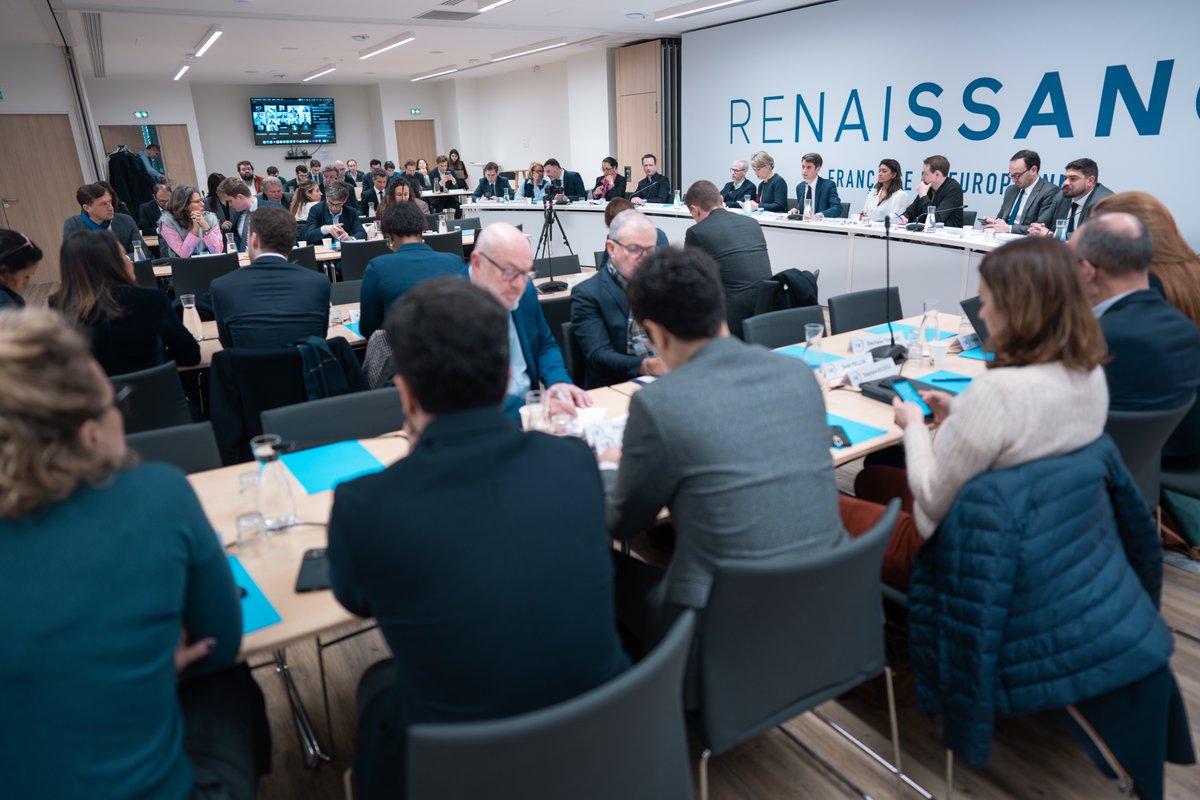 Pour la première fois, le bureau exécutif de notre parti se tient, rassemblé et uni, autour de Gabriel Attal !

Avec un mot d’ordre : de l’action, du terrain et des idées.

Plus de 500 ateliers des États généraux sont organisés, 3 différents tracts seront bientôt distribués à