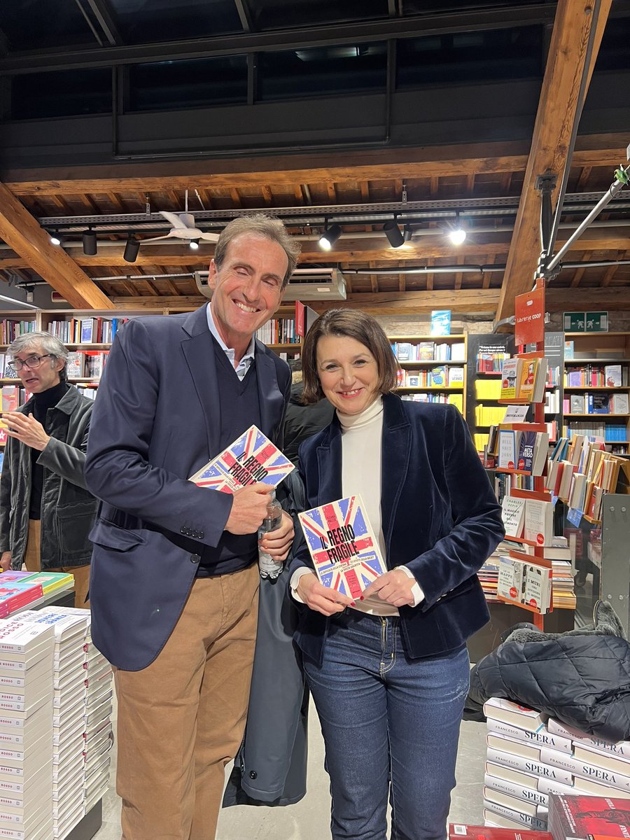 Esperienza bellissima presentare il Regno Fragile a Bologna! Grazie a Stefano Dambruoso e alla libreria Ambasciatori. A presto! #Ilregnofragile #uk