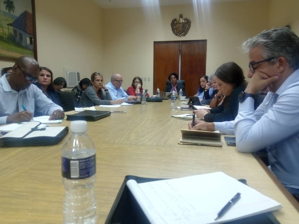 Realizamos el encuentro de trabajo en el <a href="/BancoCentralCub/">Banco Central de Cuba</a> para impulsar la #TransformaciónDigital y el uso de la #InteligenciaArtificial en el sistema bancario. Estimula el interés mostrado por el equipo de dirección del organismo y el apoyo de nuestros profesores universitarios.